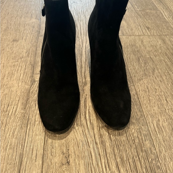 Black suede booties with block heel. - Picture 2 of 3